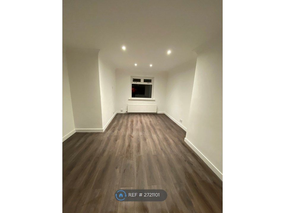 Property photo 3 of 18 Living Room View 1