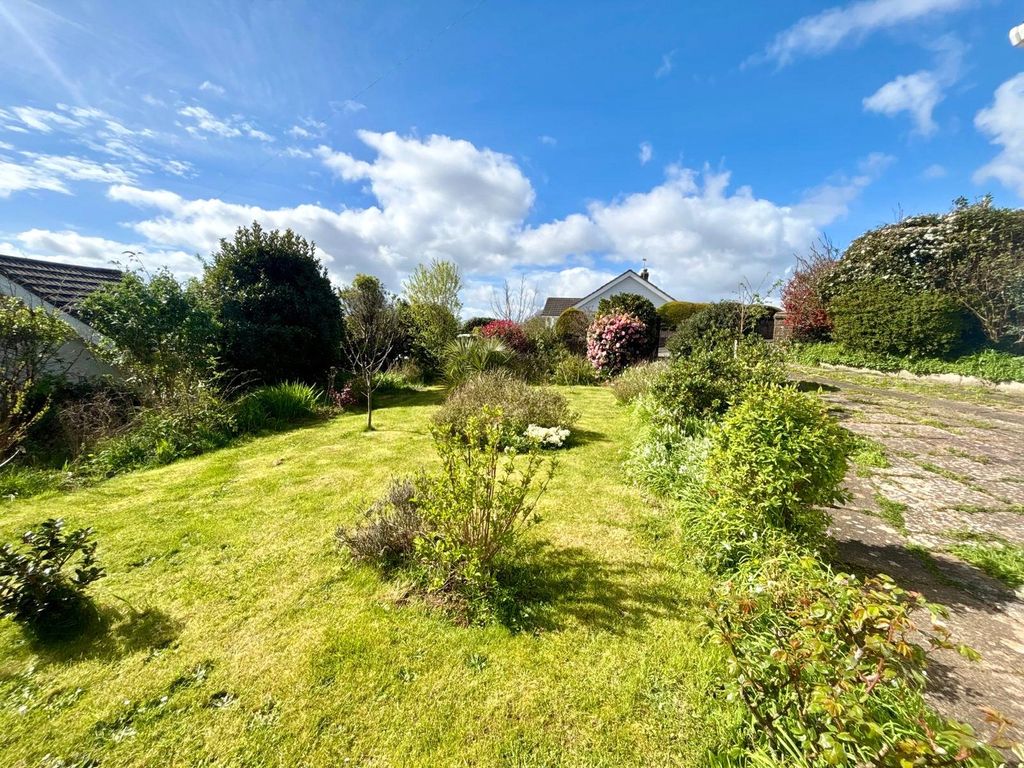 Property photo 3 of 31 Front Garden