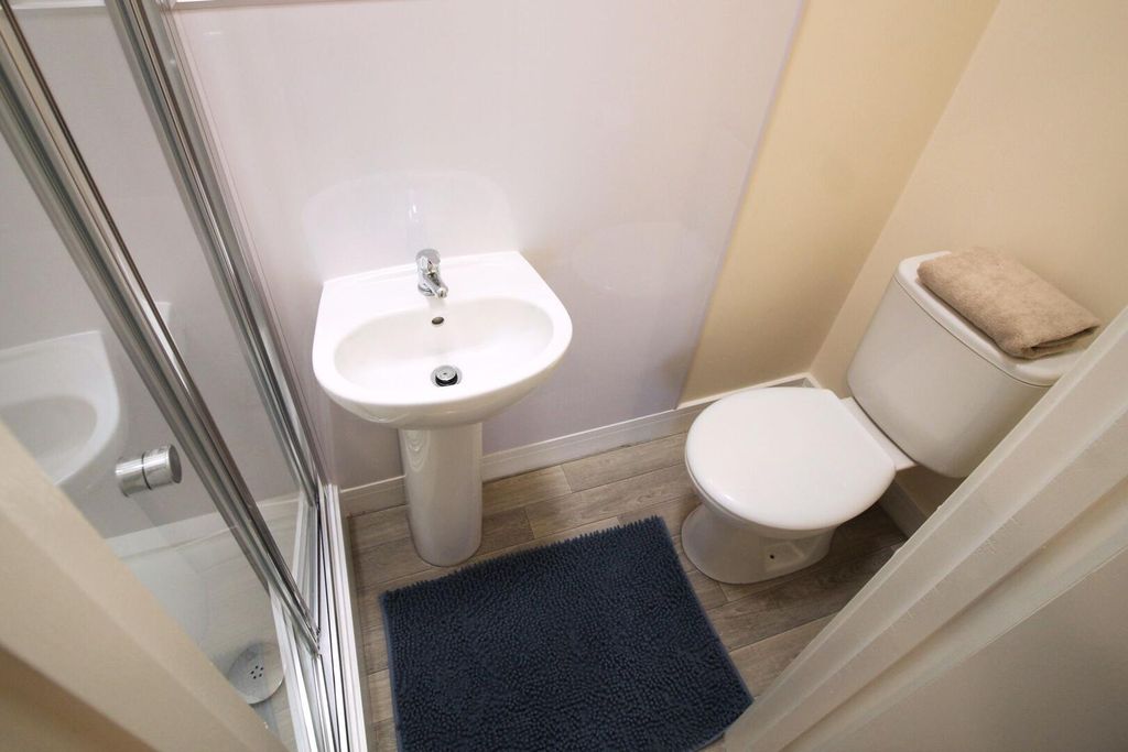 Property photo 3 of 8 WC