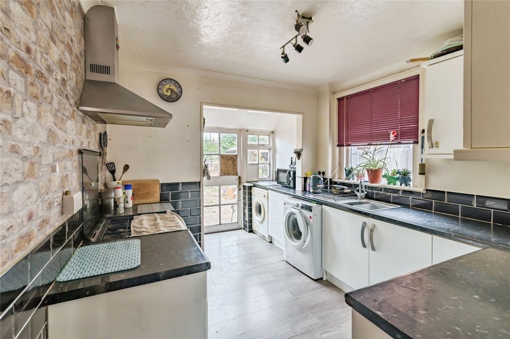 Property photo 3 of 11 Kitchen