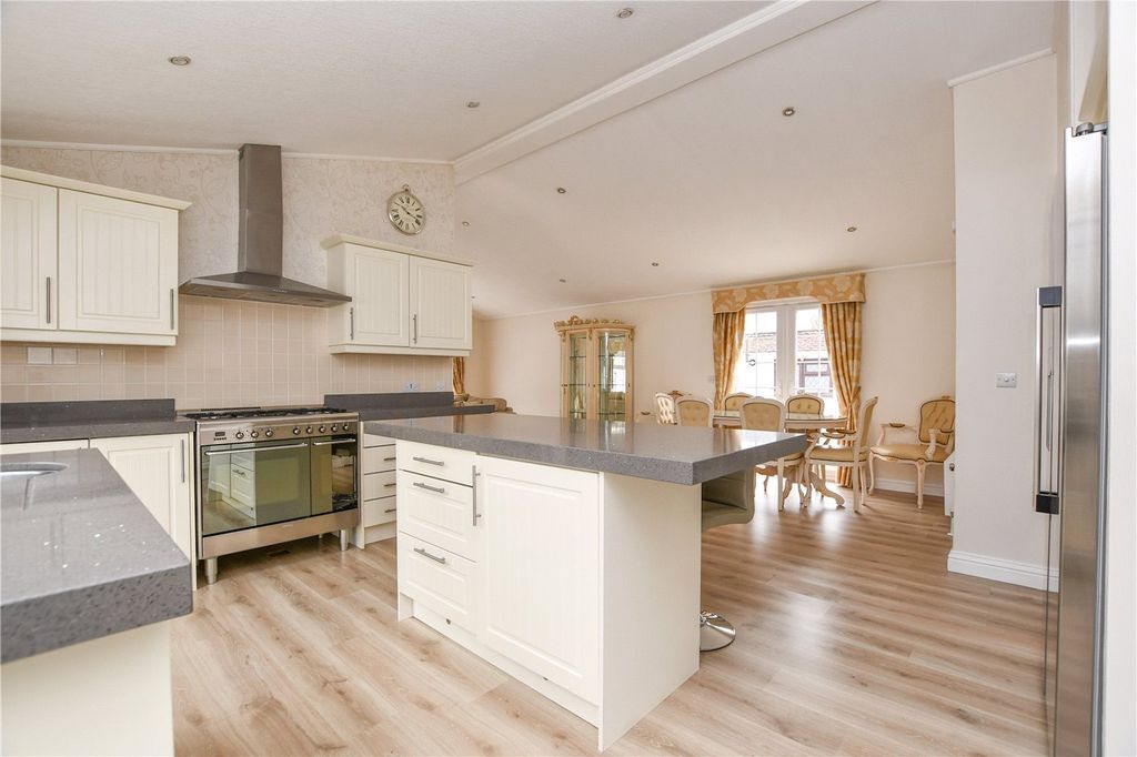 Additional image 9 of 2 bed property for salePinewood Caravan Park, Wokingham, Berkshire RG40