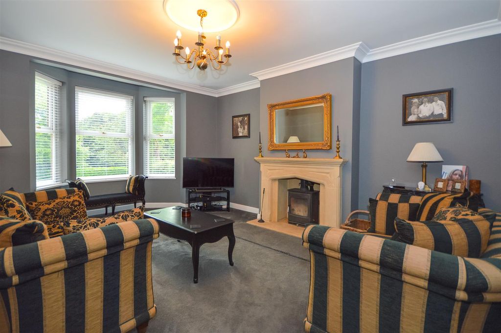 Property photo 2 of 27 Living Room