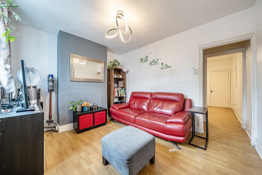 Property photo 2 of 17 Lounge