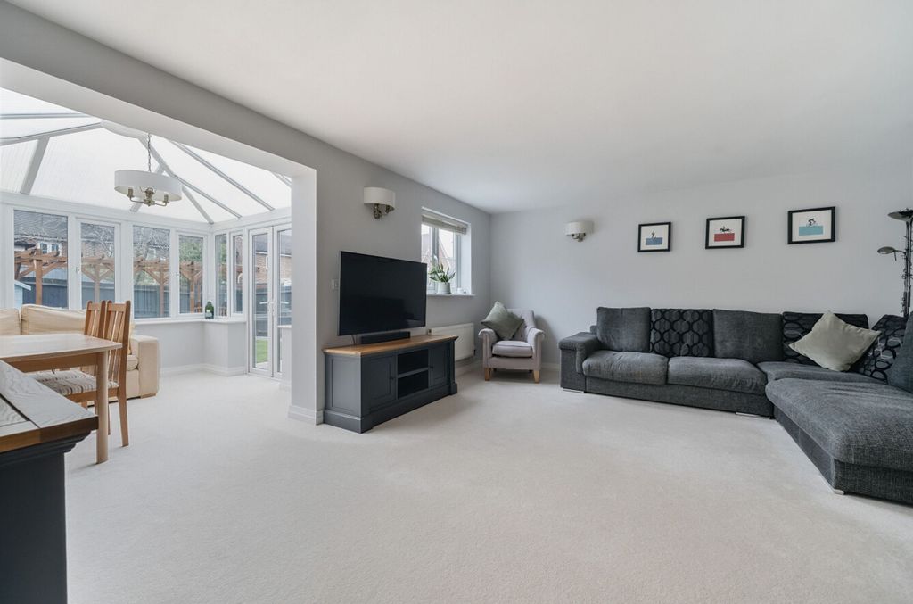 Property photo 3 of 15 Lounge