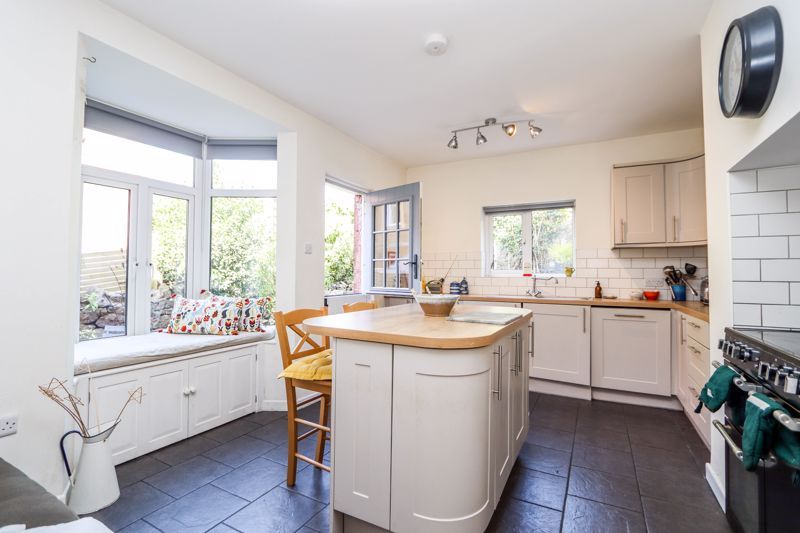 Property photo 3 of 11 Kitchen