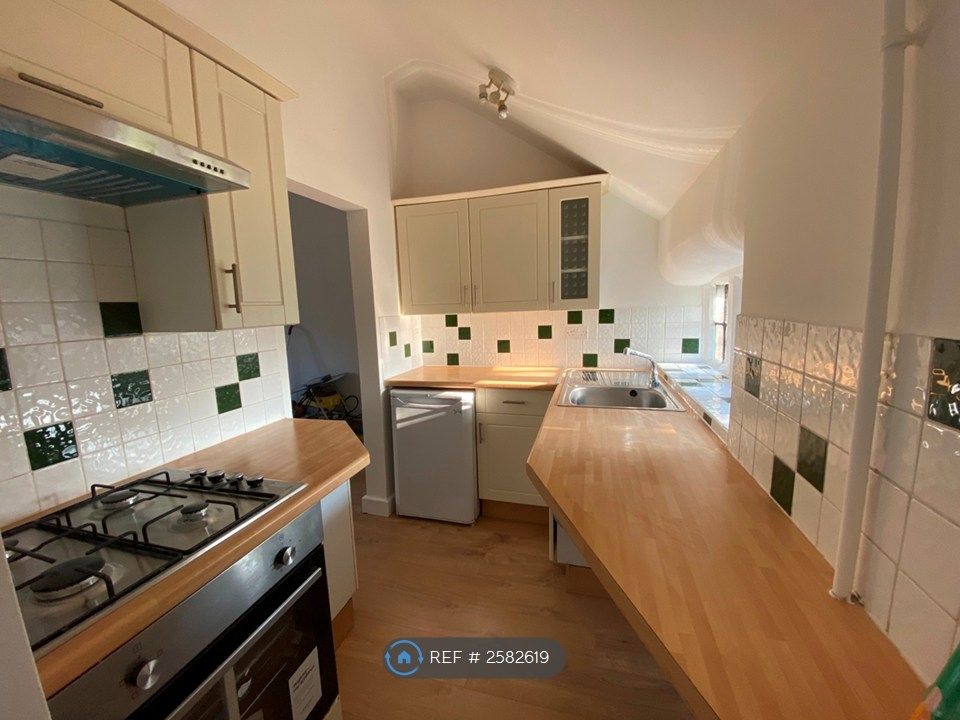 Property photo 3 of 10 Kitchen