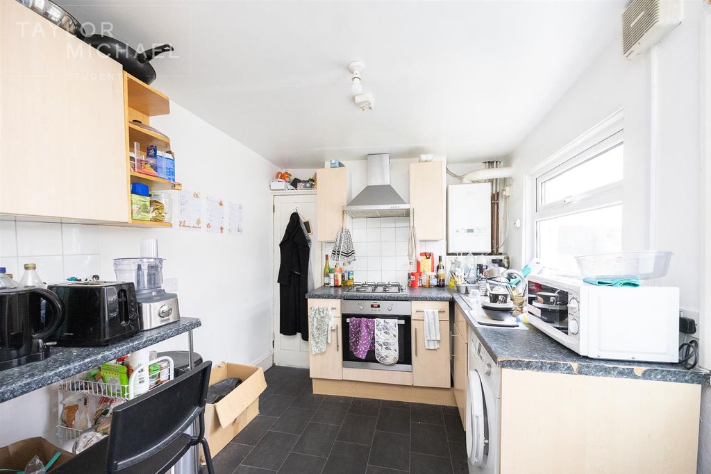 Property photo 3 of 8 Kitchen