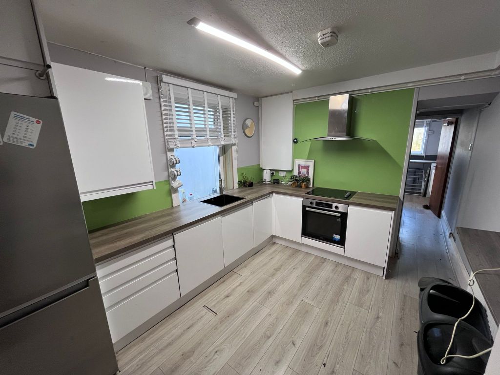 Property photo 3 of 11 Kitchen