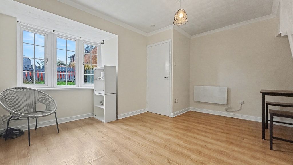 Property photo 1 of 10 Bright, Well-Presented Living Room With Large Bay ...