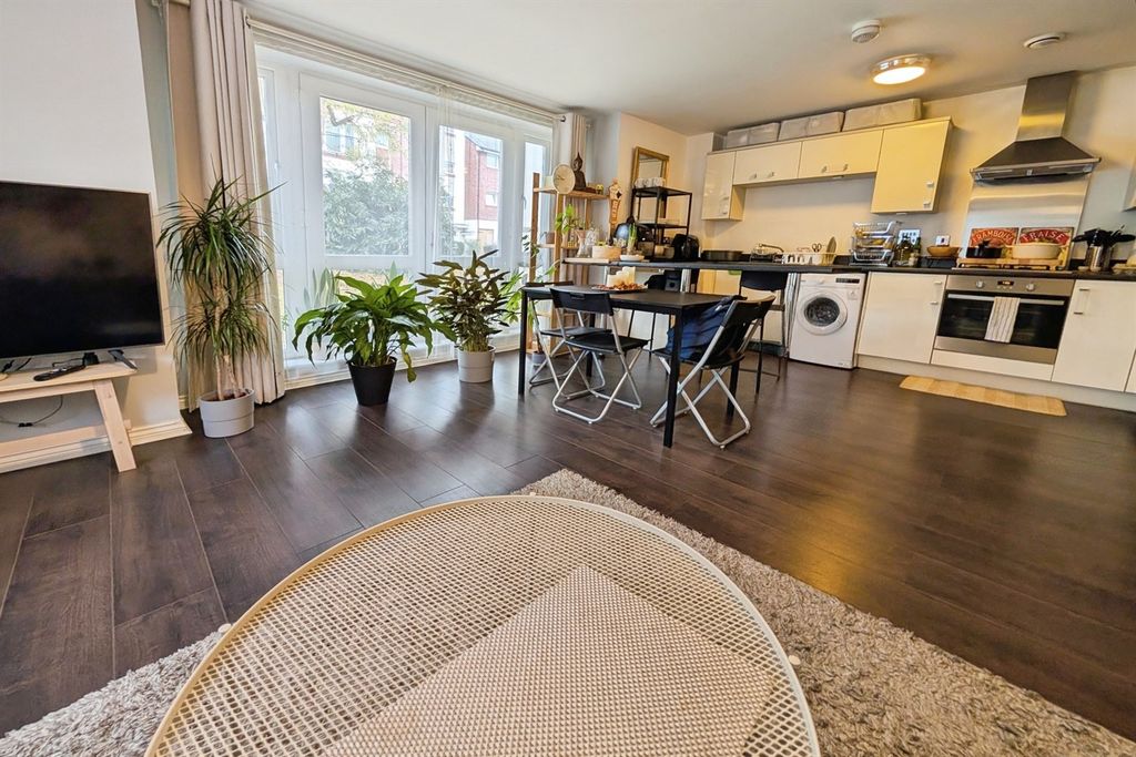 Property photo 2 of 9 (Main)