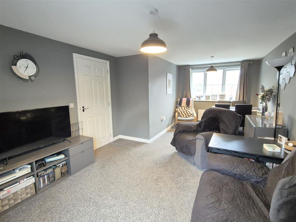 Property photo 2 of 16 L-Shaped Lounge/Diner