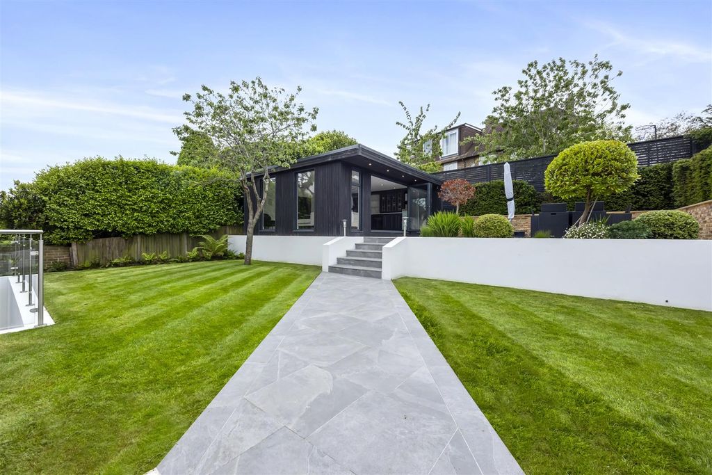 Property photo 2 of 33 Brangwyn Way, 14-026.Jpg