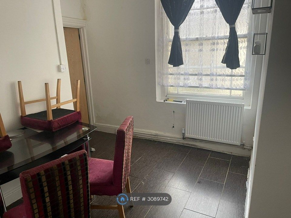 Property photo 3 of 6 Living Room