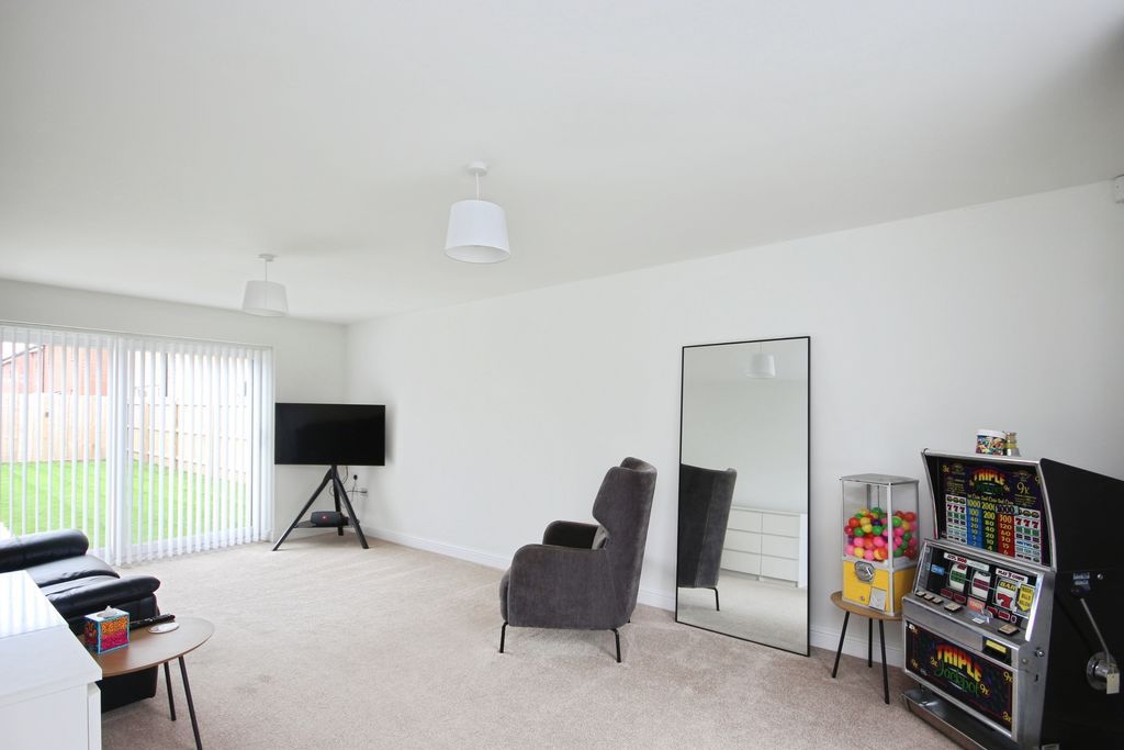 Property photo 2 of 18 Lounge
