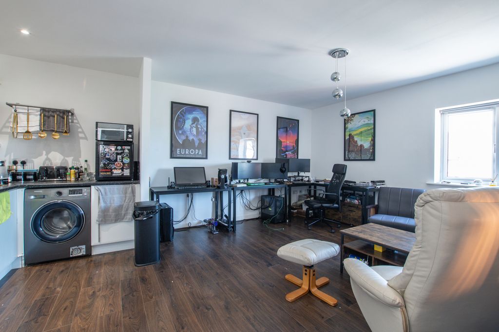 Property photo 2 of 21