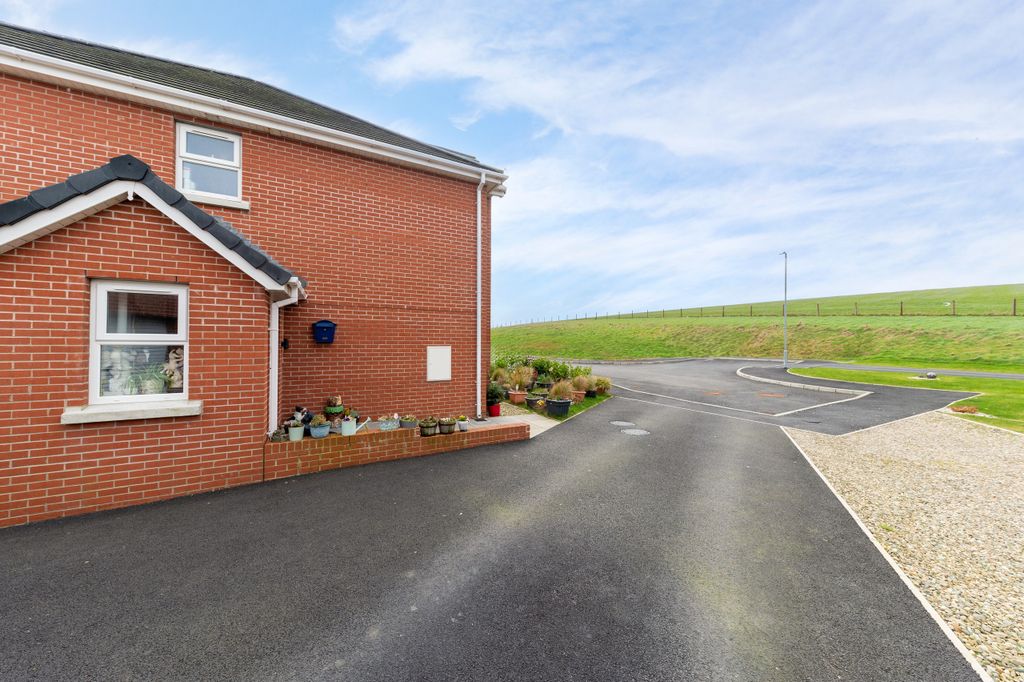 Property photo 2 of 32 003