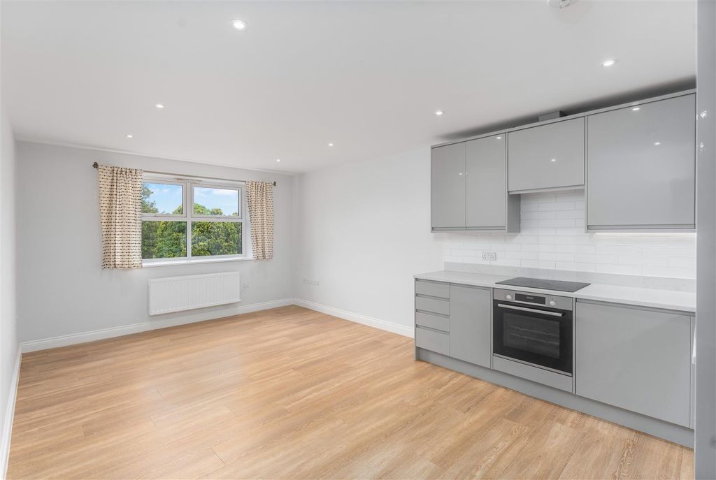 Property photo 3 of 9 Flat 9, 30 Crouch Street, Banbury-7.Jpg