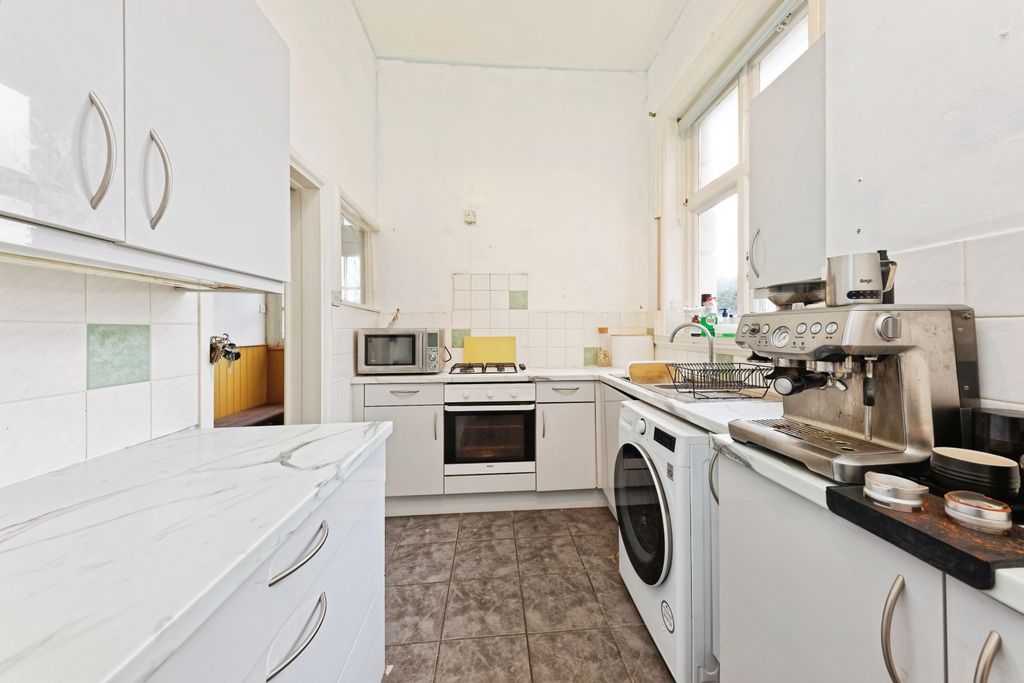Property photo 3 of 19 Kitchen
