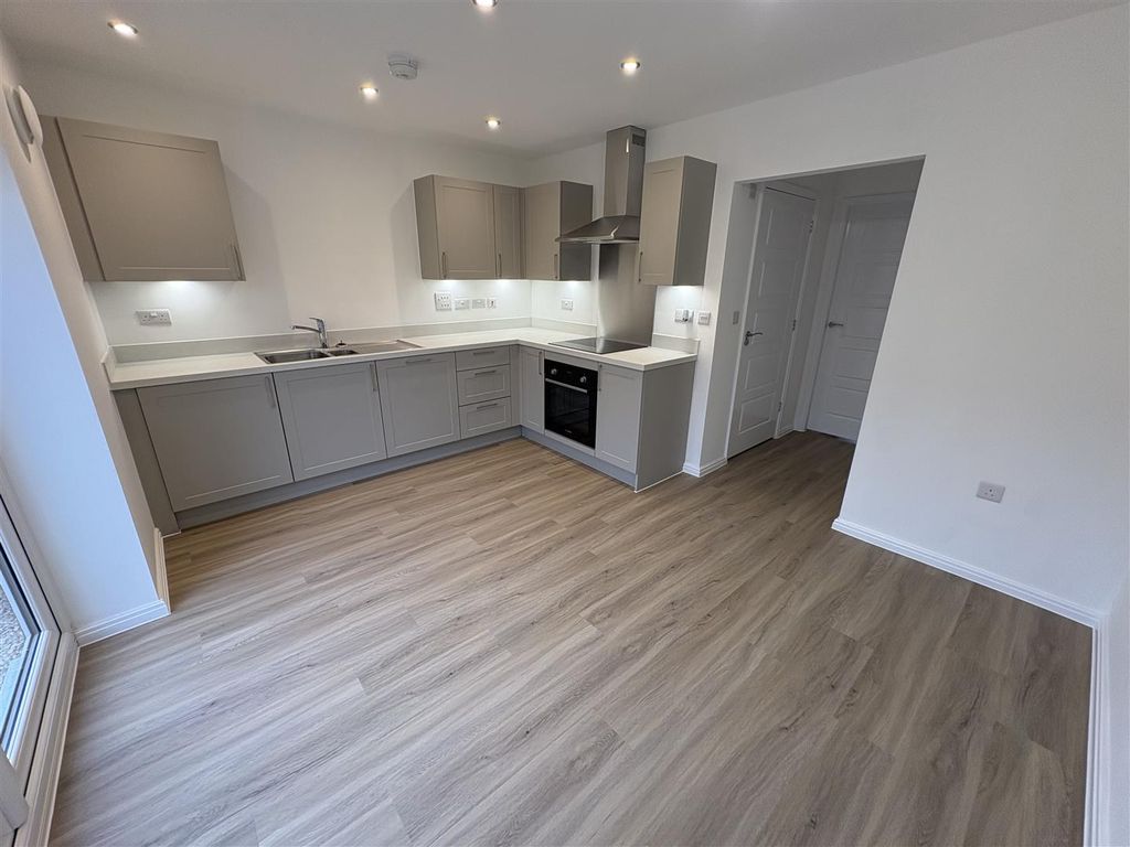 Property photo 3 of 10 Dining Kitchen