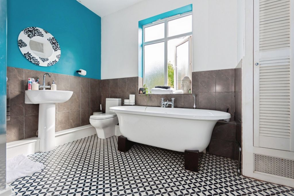 Property photo 3 of 17 Photo