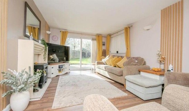 Property photo 2 of 11 91Yewtreeriseb