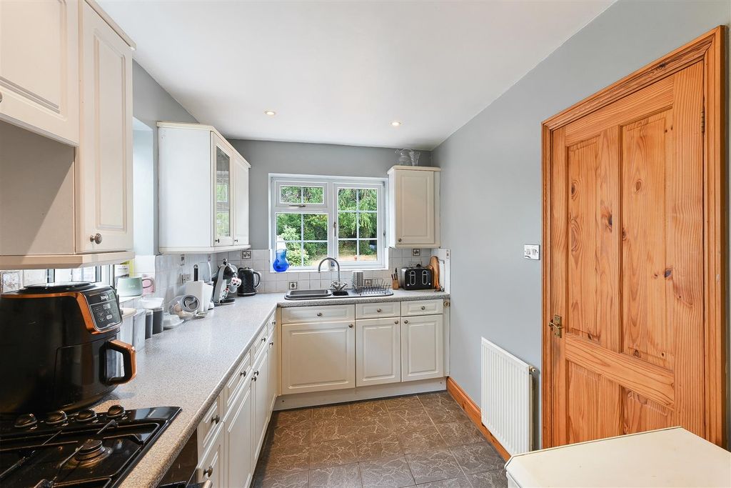 Property photo 2 of 20 Roundwood Way (7).Jpg