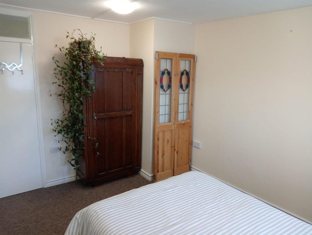 Property photo 3 of 11 Bed1.Jpeg