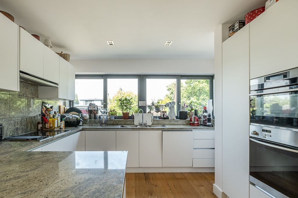 Property photo 3 of 20 Golders Park