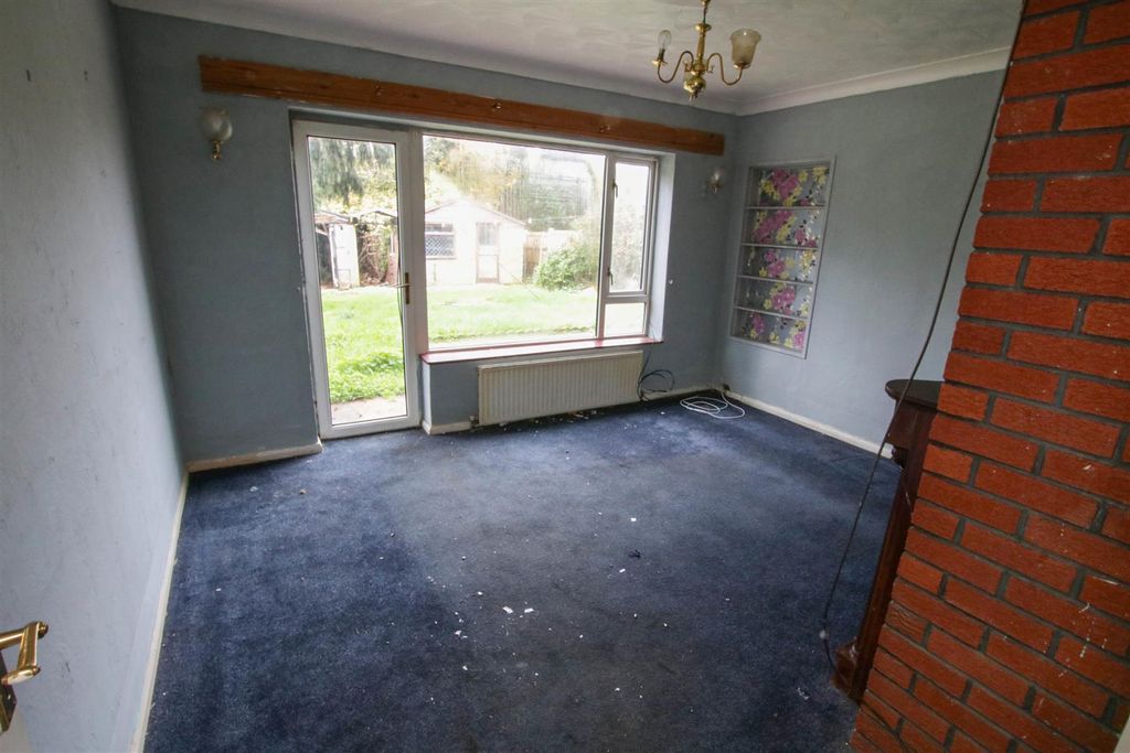 Property photo 3 of 14 Lounge