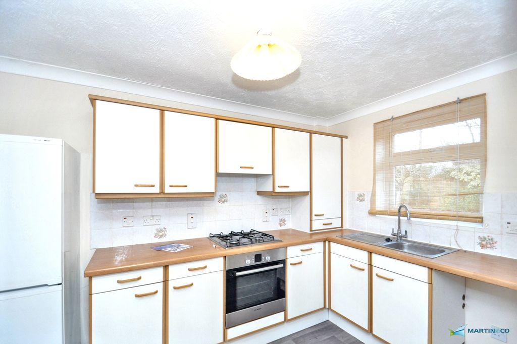 Property photo 2 of 9 Kitchen