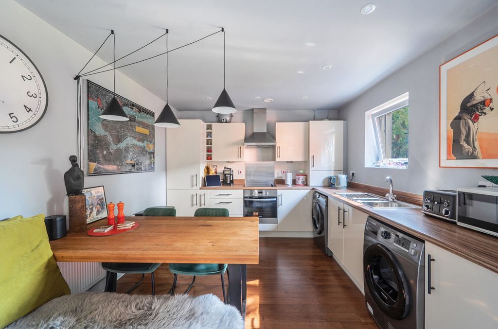 Property photo 2 of 13 1348685-25-68Bc2A...