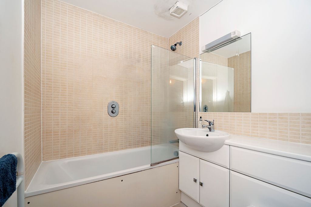 Property photo 3 of 9 Bathroom