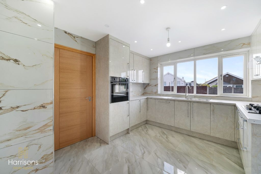 Property photo 2 of 32 5555123
