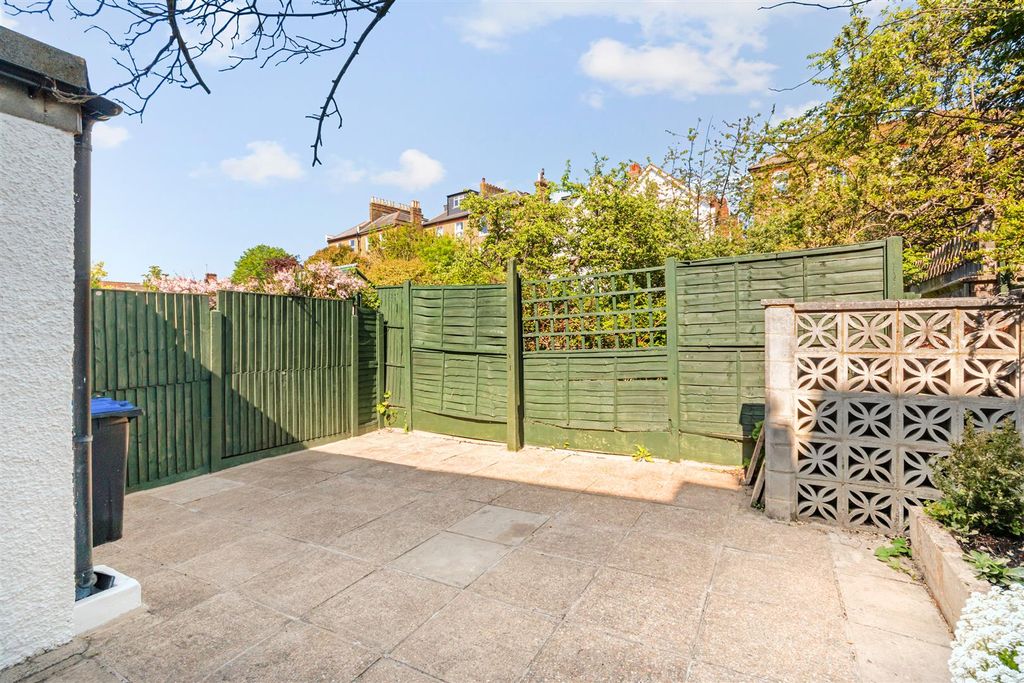 Property photo 3 of 12 Garden