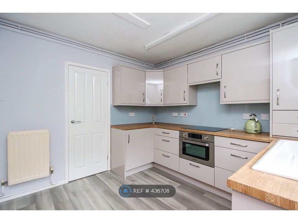 Property photo 3 of 10 Kitchen 2 Walk In Cupboards