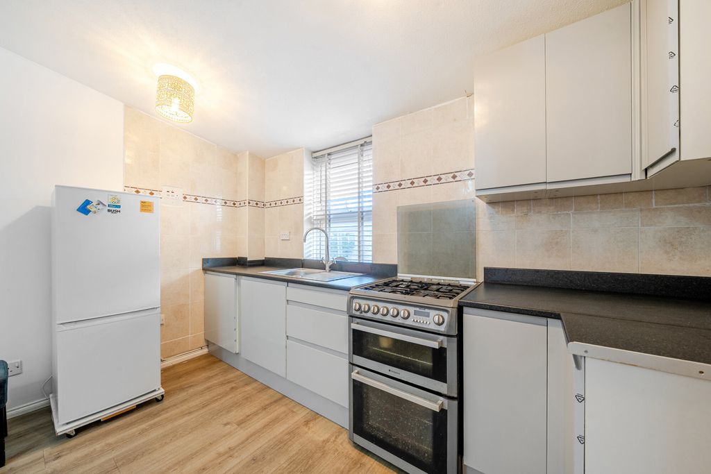 Property photo 2 of 12 1389019-6-6939681...