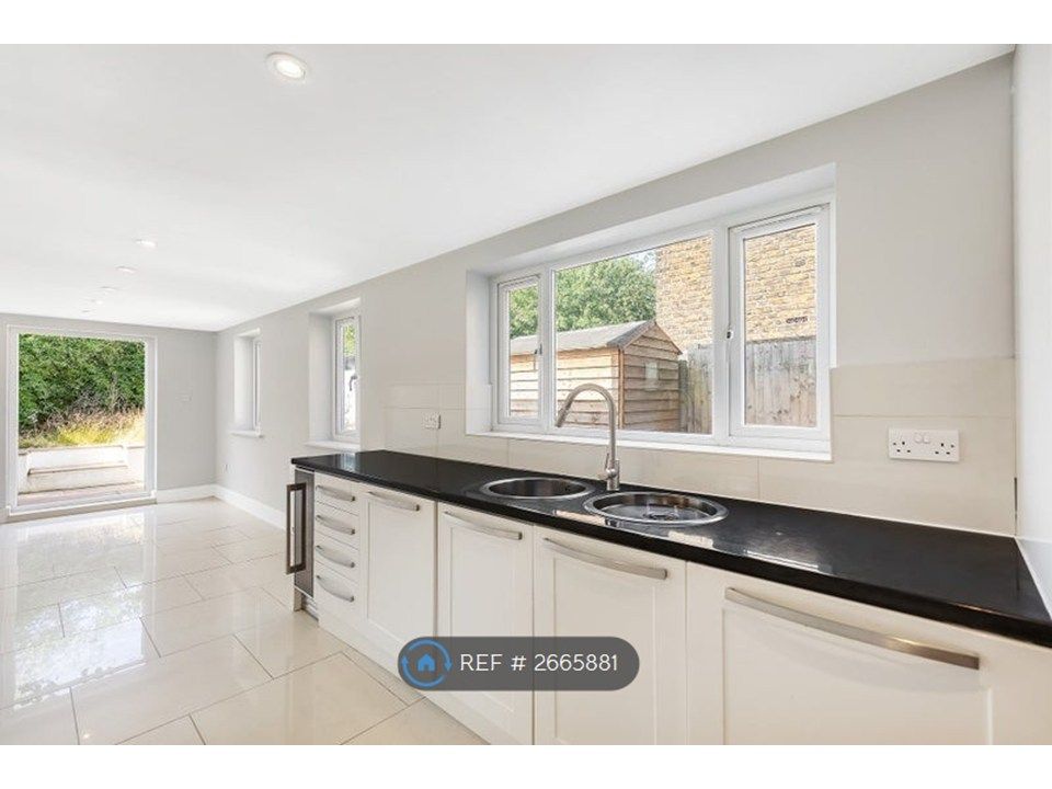 Property photo 1 of 6 Kitchen 2