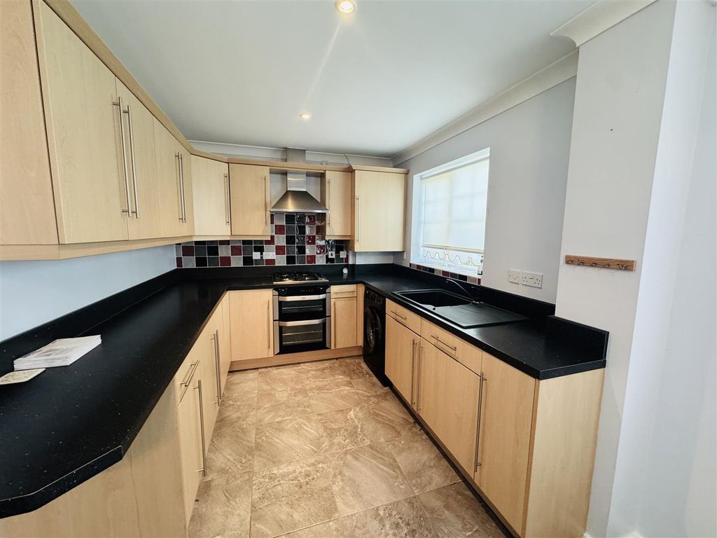 Property photo 1 of 7 Lounge Diner Kitchen Area