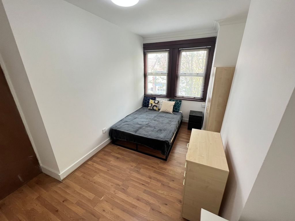Property photo 3 of 12 Bright And Tidy Double Bedroom Featuring A Comfort...