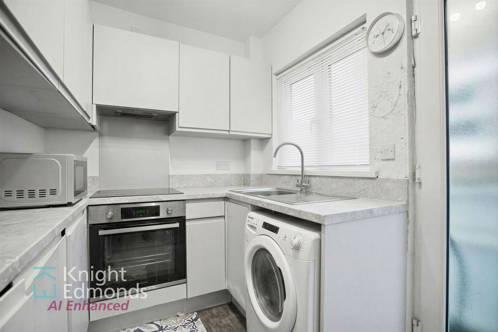 Property photo 2 of 12 Kitchen
