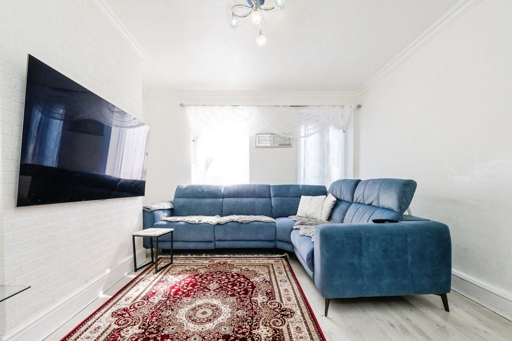 Property photo 3 of 13 Lounge