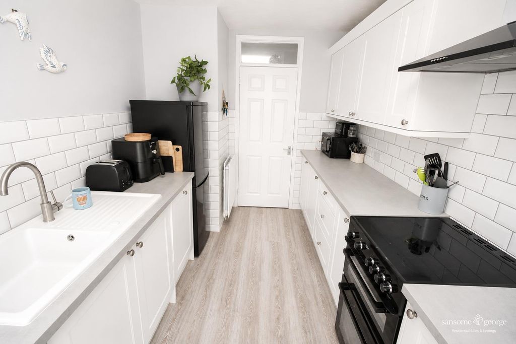 Property photo 3 of 12 Kitchen