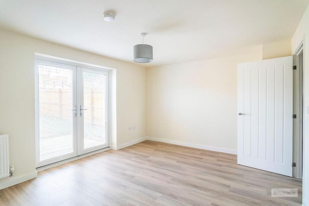 Property photo 1 of 8 Living Room