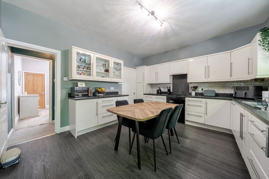 Property photo 3 of 19 Kitchen