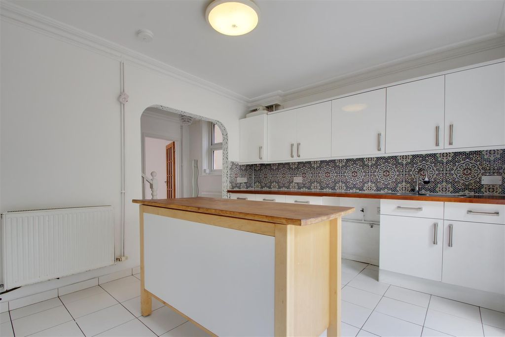 Property photo 3 of 11 Kitchen