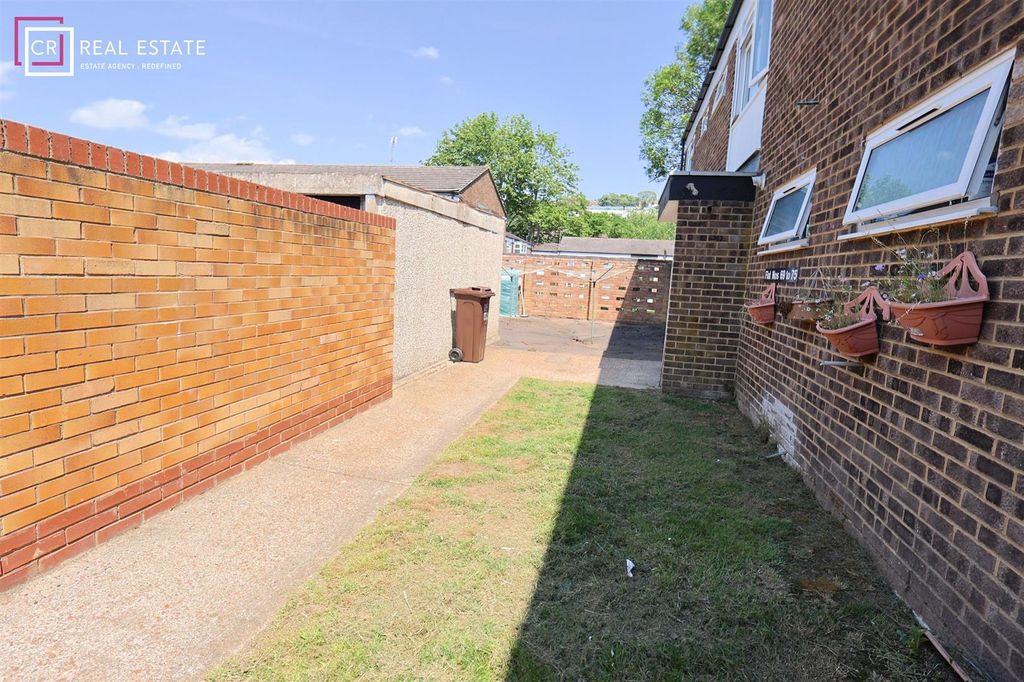 Property photo 2 of 8 Communal Garden
