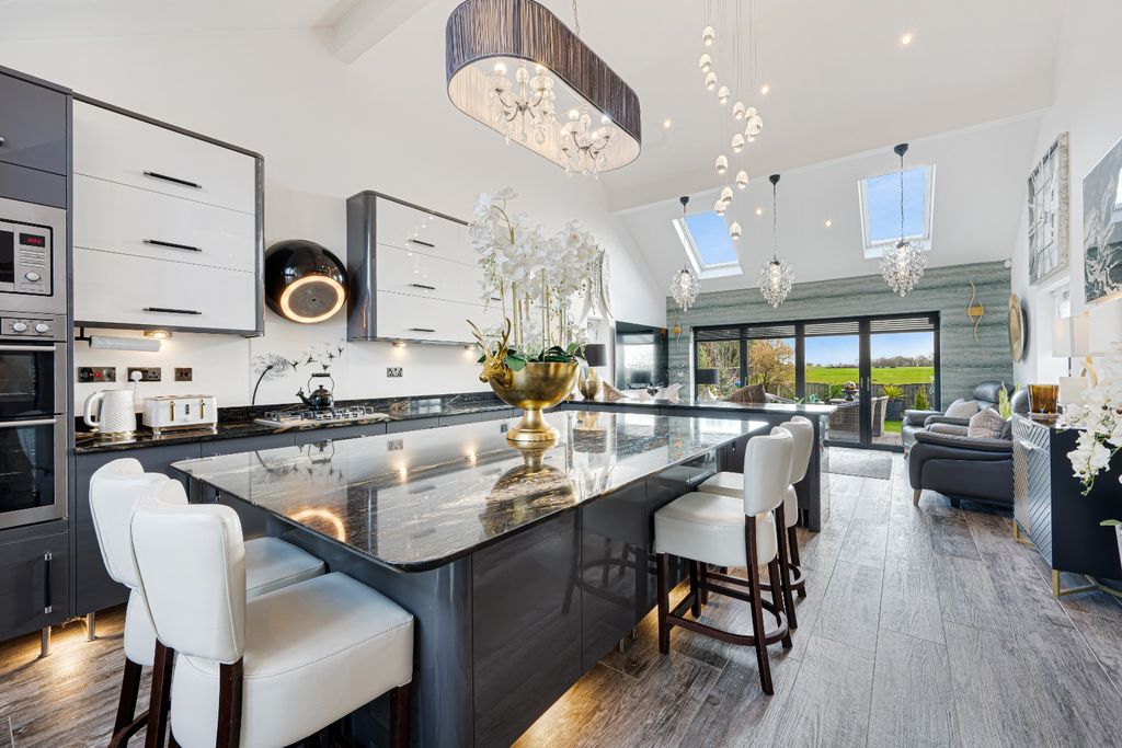 Property photo 2 of 44 4878484