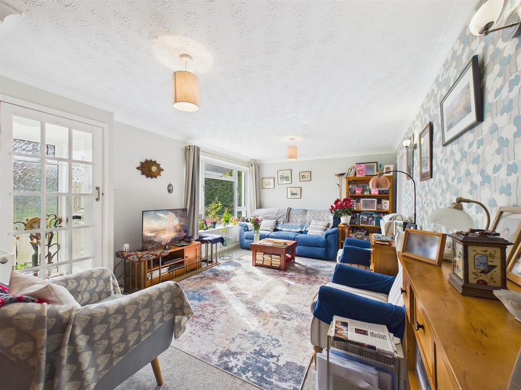 Property photo 2 of 13 Lounge