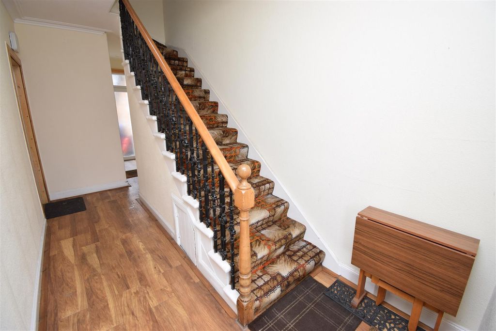 Property photo 2 of 14 Entrance Stairwell .Jpg
