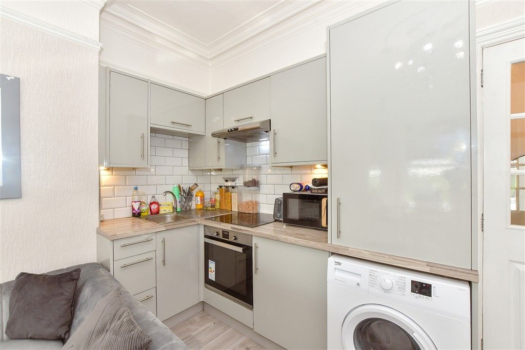 Property photo 3 of 8 Lounge/Kitchen